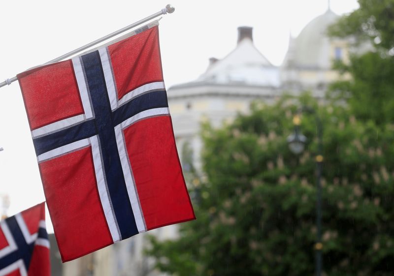 &copy; Reuters. FOTO DE ARCHIVO: Banderas noruegas ondean en la calle Karl Johans en Oslo, Noruega, 31 de mayo de 2017. REUTERS/Ints Kalnins/Foto de archivo