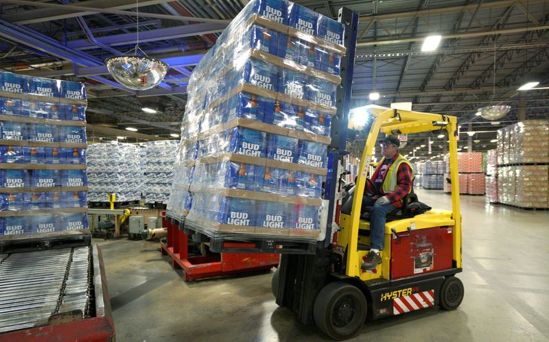 © Reuters. FILE PHOTO: A forklift operator picks up a pallet of freshly wrapped Bud Light beer at the Anheuser-Busch brewery in Fort Collins, Colorado March 2, 2017. REUTERS/Rick Wilking