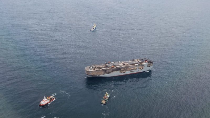 &copy; Reuters. السفينة فريمانتل هايواي في موقعها الحالي شمالي جزيرتي أميلاند وسخيرمونيكوخ الهولنديتين يوم 31 يوليو تموز 2023. صورة لرويترز من خفر السواحل ال