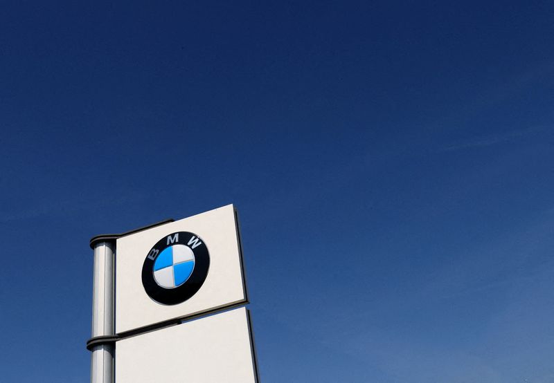 &copy; Reuters. Photo d'archives: Le logo du constructeur automobile allemand BMW est visible à Bruxelles, en Belgique. /Photo prise le 1er juin 2023/REUTERS/Yves Herman 