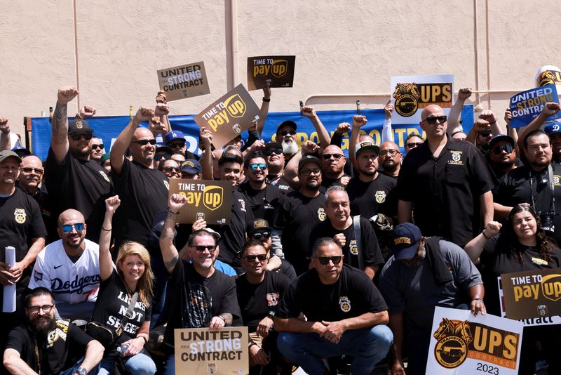 &copy; Reuters. United Parcel Service and the Teamsters hold a rally before before the beginning of the largest U.S. private sector labor contract talks covering more than 330,000 U.S. drivers, package handlers and loaders at the global delivery firm, in Orange, Californ