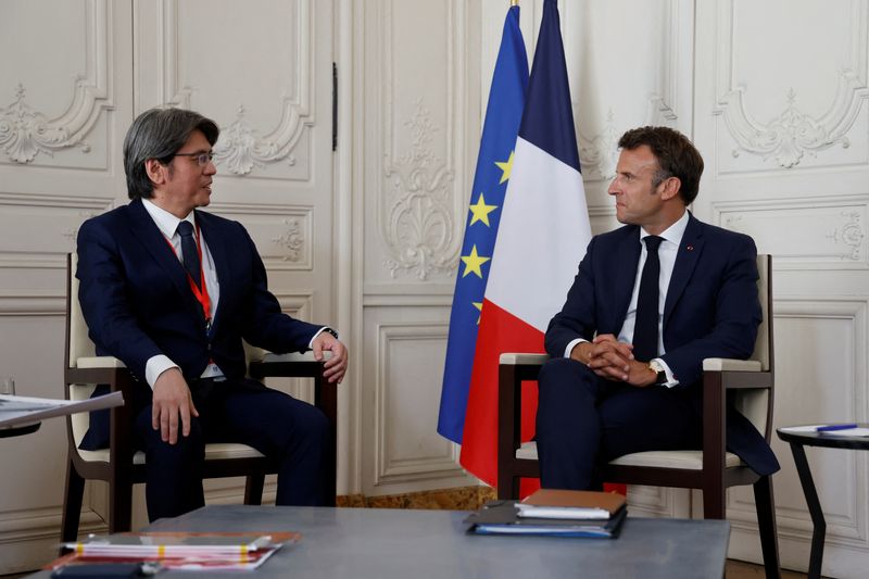 &copy; Reuters. Le président français Emmanuel Macron s'entretient avec le PDG de ProLogium, Vincent Yang, lors d'une réunion dans le cadre de la 5e édition du sommet d'affaires "Choose France", au château de Versailles, au sud-ouest de Paris, en France. /Photo pris