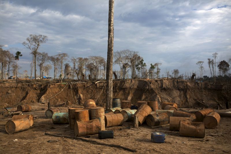 &copy; Reuters. FOTO DE ARCHIVO: Vista de campamentos de minería ilegal de oro destruidos tras una operación policial en La Pampa, en la región amazónica meridional de Madre de Dios, Perú. 11 de agosto de 2015. REUTERS/Sebastian Castaneda