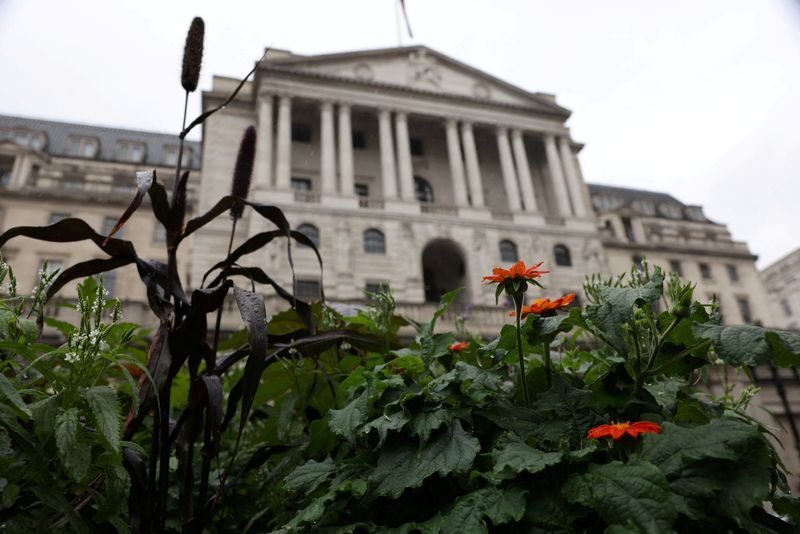 &copy; Reuters. Photo d'archives: Des fleurs poussent à l'extérieur de la Banque d'Angleterre dans la ville de Londres, en Grande-Bretagne. /Photo prise le 30 juillet 2023/REUTERS/Hollie Adams 