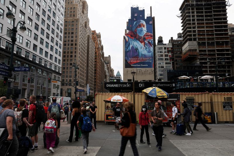 &copy; Reuters. People walk on the corner of 34th street and 8th avenue outside Pennsylvania Station in New York City, U.S., June 16, 2023.  REUTERS/Shannon Stapleton/File photo