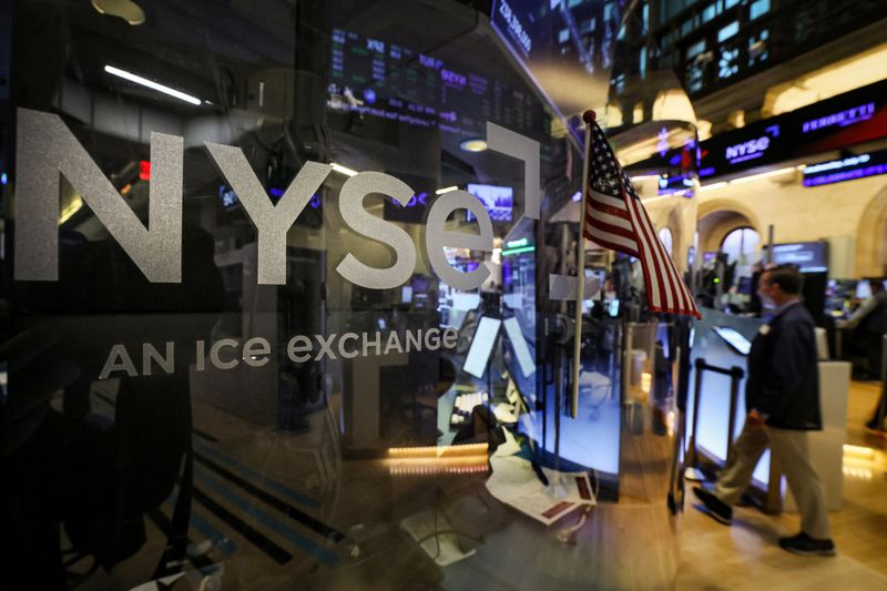 &copy; Reuters. Traders work on the floor of the New York Stock Exchange (NYSE) in New York City, U.S., July 19, 2023.  REUTERS/Brendan McDermid/File Photo
