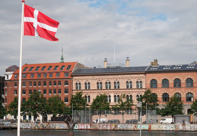 &copy; Reuters. علم الدنمارك يرفرف خارج وزارة الخارجية في كوبنهاجن يوم 31 يوليو تموز 2023. تصوير: توم ليتل - رويترز.
