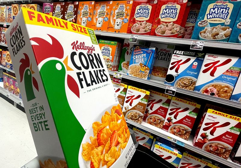 &copy; Reuters. FILE PHOTO: Kellogg's cold cereal products are pictured in a market in New York, U.S., June 21, 2022. REUTERS/Mike Segar/File Photo