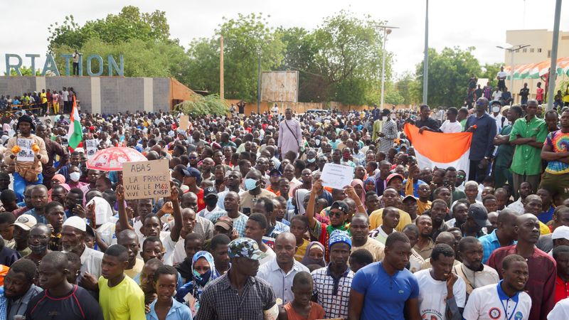 &copy; Reuters. Des manifestants anti-sanctions se rassemblent pour soutenir les soldats putschistes dans la capitale Niamey, au Niger. /Photo prise le 3 août2023/REUTERS/Balima Boureima  