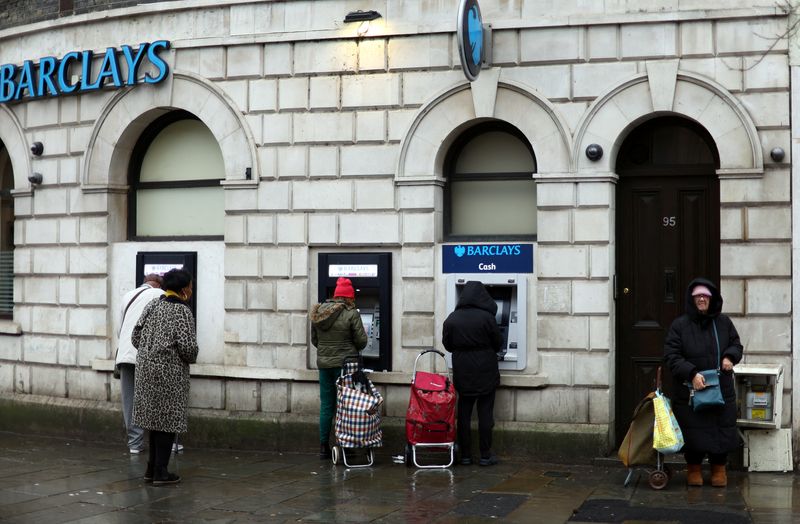 &copy; Reuters. People use ATMs outside of a Barclays Bank in Lewisham, south east London, Britain, March 9, 2023. REUTERS/Hannah McKay/File Photo