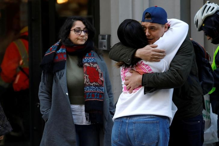 &copy; Reuters. Imagen de archivo de trabajadores despedidos de WeWork a la entrada de la sede en Nueva York, EEUU. 21 noviembre 2019. REUTERS/Mike Segar