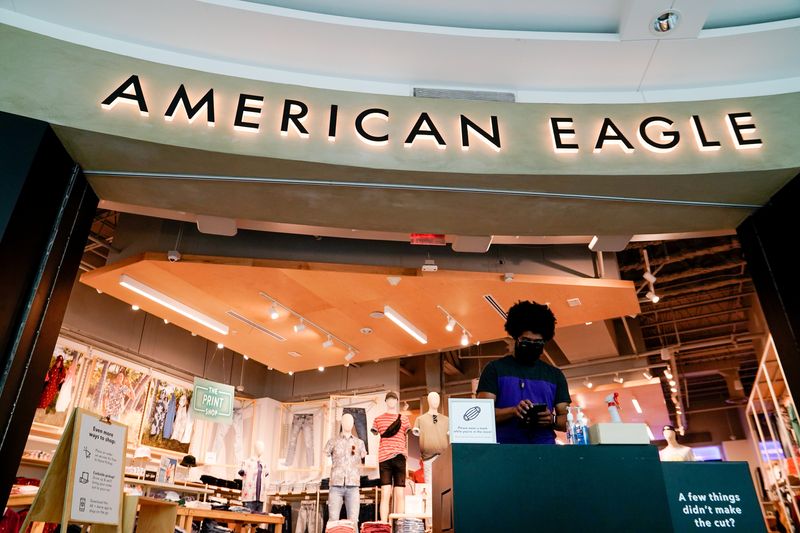&copy; Reuters. FILE PHOTO: An American Eagle Outfitters employee waits for customers at a cleaning station outside a store in Arlington, Virginia, U.S., June 1, 2021. REUTERS/Erin Scott/File Photo