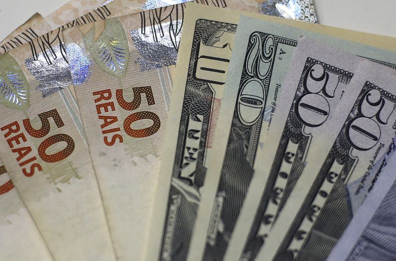 &copy; Reuters. FOTO DE ARCHIVO: Billetes de reales brasileños y dólares estadounidenses en una oficina de cambio de divisas en Río de Janeiro, Brasil. 10 de septiembre, 2015. REUTERS/Ricardo Moraes