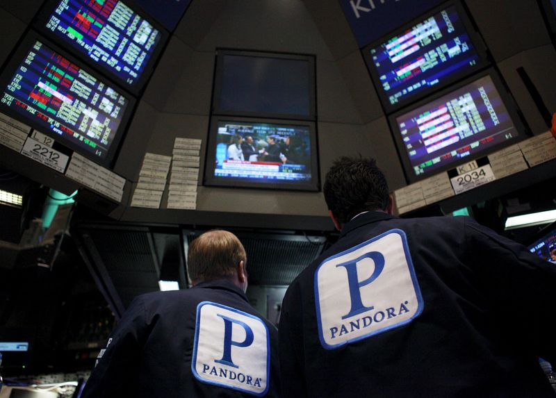 &copy; Reuters. Les traders de la Bourse de New York, aux Etats-Unis. /Photo prise le 15 juin 2011/REUTERS/Brendan McDermid/Fichiers