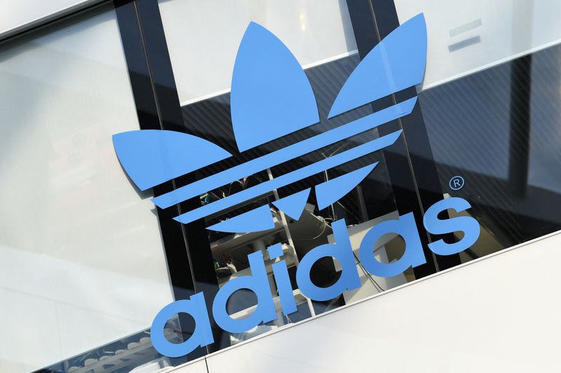 &copy; Reuters. Imagen de archivo. El logotipo de Adidas en la sede de la empresa en Herzogenaurach, Alemania. 9 de agosto de 2019. REUTERS/Andreas Gebert