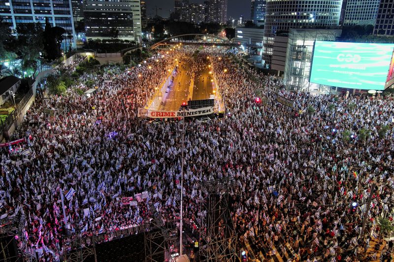 &copy; Reuters. FOTO DE ARCHIVO: Una vista aérea muestra a los manifestantes que protestan contra el primer ministro israelí, Benjamin Netanyahu, y la revisión judicial de su gobierno de coalición nacionalista, en Tel Aviv, Israel. 29 de julio 2023. REUTERS/Yair Palt