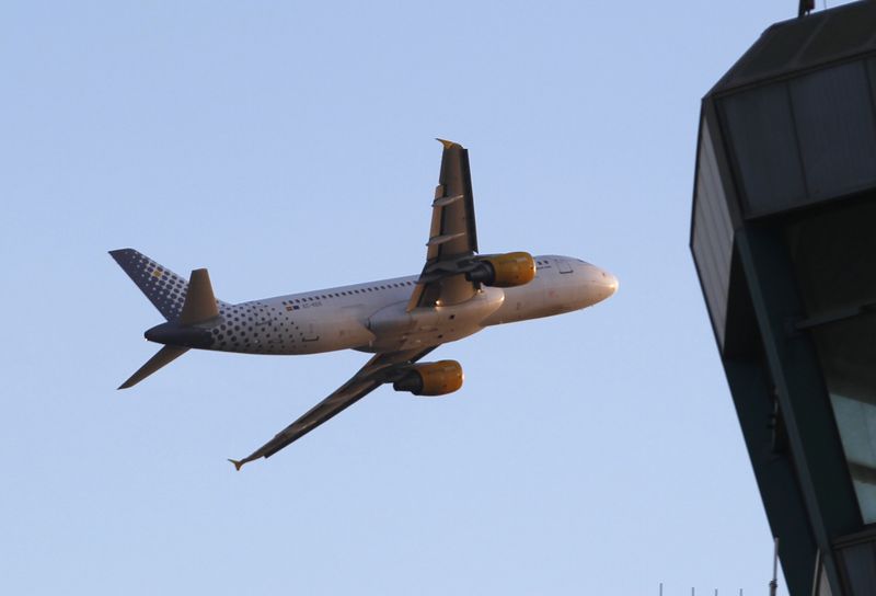 &copy; Reuters. Un avion Vueling Airbus A320-200 à l'aéroport de Barcelone, en Espagne. /Photo prise le 30 janvier 2012/REUTERS/Gustau Nacarino 