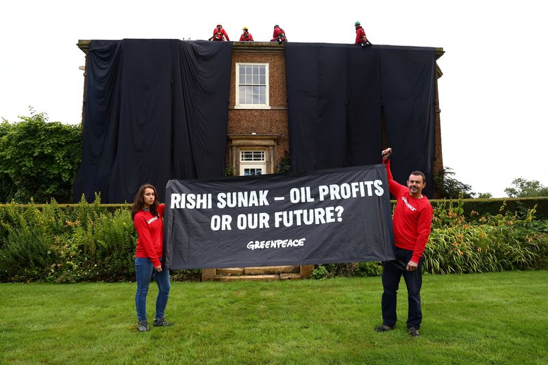 &copy; Reuters. Casa do premiê britânico Rishi Sunak coberta com tecido preto, em Yorkshire, Reino Unido
03/08/2023
Greenpeace/Handout via REUTERS