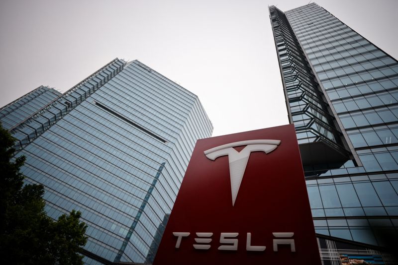 &copy; Reuters. A Tesla logo is seen outside a showroom of the carmaker in Beijing, China May 31, 2023. REUTERS/Thomas Peter/File photo