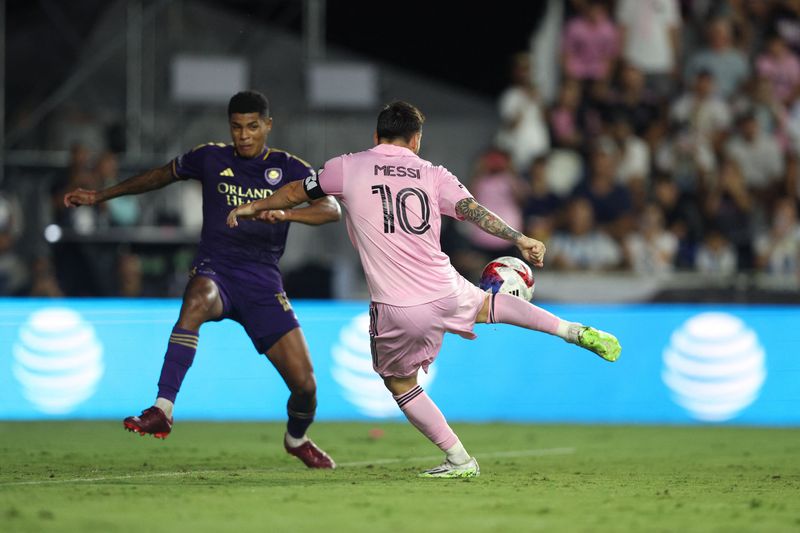 &copy; Reuters. Messi chuta para marcar seu segundo gol na vitória contra o Orlando City
02/08/2023
Nathan Ray Seebeck-USA TODAY Sports