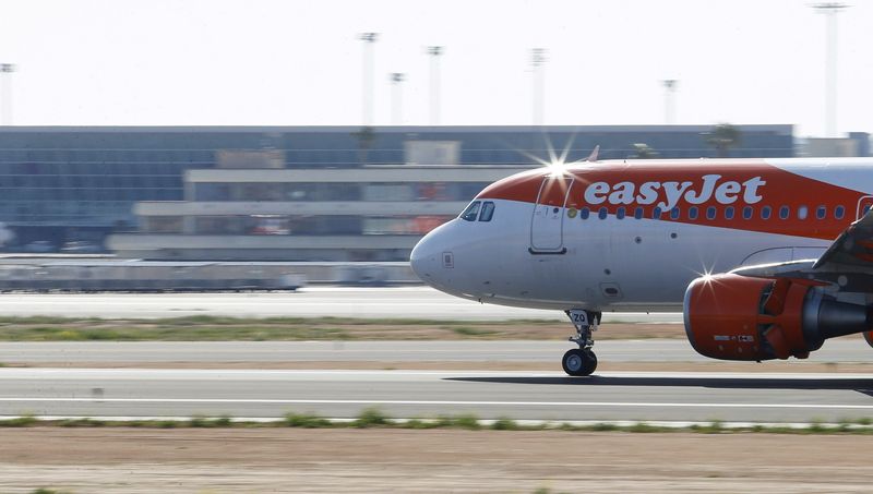 &copy; Reuters. Imagen de archivo. Un avión de easyJet aterriza en el aeropuerto de Son Sant Joan en Palma de Mallorca, España. 1 de abril de 2021. REUTERS/Enrique Calvo