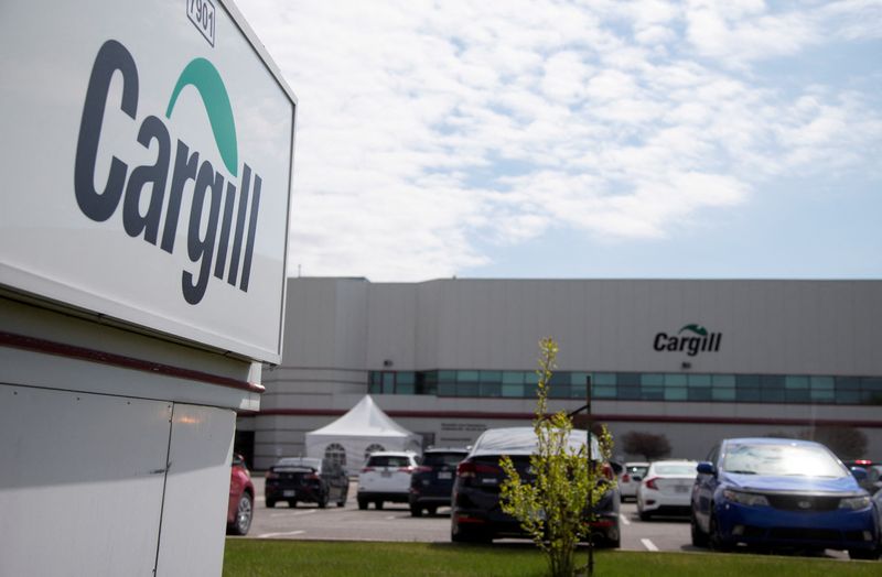 &copy; Reuters. FILE PHOTO: Cargill Ltd., a meat-packing plant near Montreal, is seen in Chambly, Quebec, Canada May 11, 2020. REUTERS/Christinne Muschi/File Photo