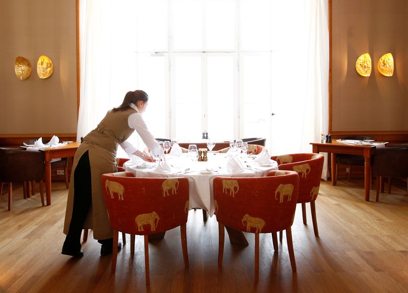 &copy; Reuters. FILE PHOTO: A general view shows the restaurant of hotel castle Elmau in Kruen near the southern Bavarian resort of Garmisch-Partenkirchen March 25, 2014. REUTERS/Michaela Rehle/File Photo 