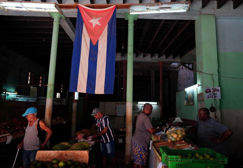 © Reuters. People buy vegetables in a public market in Havana, Cuba, August 3, 2023. REUTERS/Alexandre Meneghini