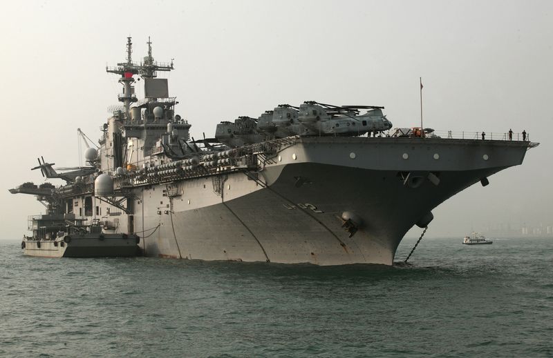 © Reuters. The USS Essex, a U.S. Navy amphibious assault ship, arrives in Hong Kong harbour for a scheduled port visit, November 16, 2010.    REUTERS/Tyrone Siu/File Photo