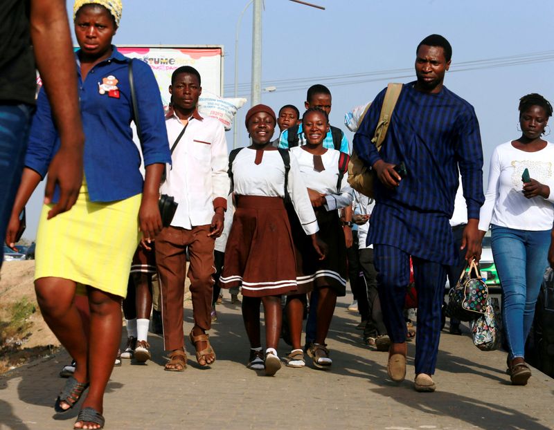 &copy; Reuters. FILE PHOTO: Students walk on a crowded sidewalk due to scarcity of local transport following shortage of petroleum products in Abuja, Nigeria February 15, 2022. REUTERS/Afolabi Sotunde/File Photo