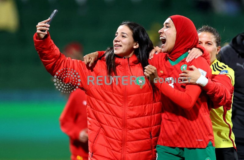 &copy; Reuters. 
لاعبات منتخب المغرب للسيدات يحتفلن بعد فوز فريقهن على غريمه الكولومبي وتأهله لدور الـ 16 في كأس العالم للسيدات يوم الخميس. تصوير: لويزا جونز