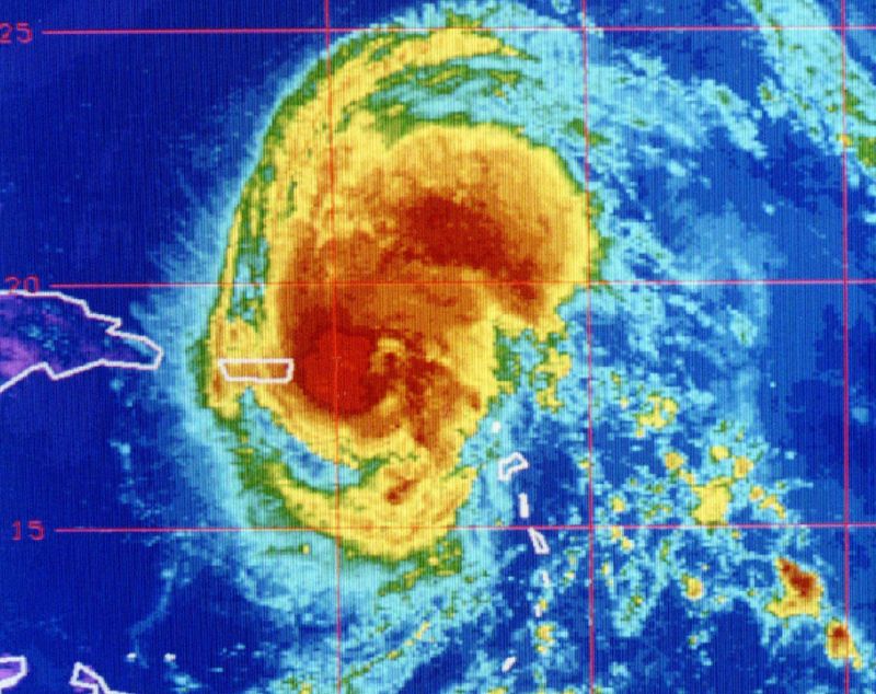 &copy; Reuters. Imagem de satélite do furacão Bertha em monitor do Centro Nacional de Furacões dos EUA, em Miami