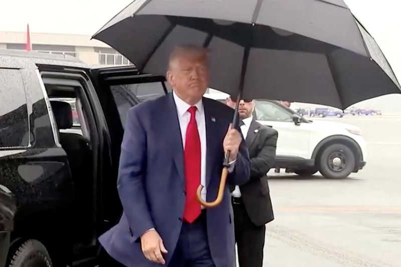 &copy; Reuters. Ex-presidente dos EUA Donald Trump deixa Washington  depois de comparecer a tribunal, em imagem de vídeo no Reagan Washington National Airport, na vizinha Arlington, Virginia
03/08/2023
Pool via REUTERS
 