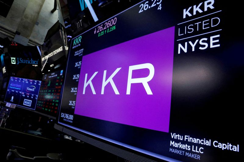 &copy; Reuters. Foto de archivo del logo de KKR & Co en la Bolsa de Nueva York 
Ago 23, 2018. REUTERS/Brendan McDermid/ 