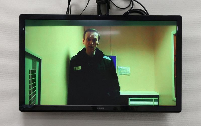 &copy; Reuters. FILE PHOTO: Russian opposition leader Alexei Navalny is seen on a screen via video link from a penal colony in the Vladimir Region during a hearing at the Basmanny district court in Moscow, Russia April 26, 2023. REUTERS/Yulia Morozova/File Photo