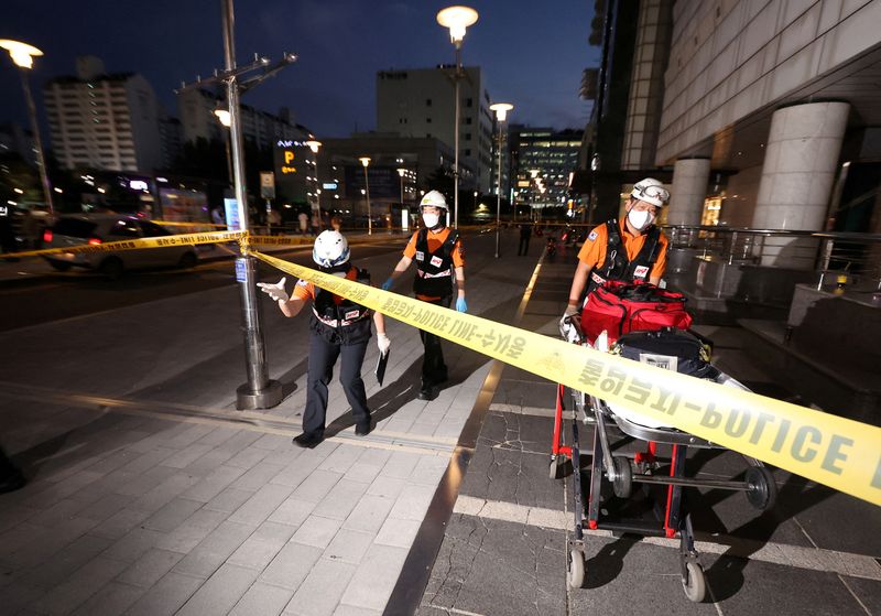 &copy; Reuters. 　８月３日、韓国ソウル市郊外の京畿道城南市で、男が刃物で通行人を襲撃する事件が発生した。警察によると、１４人が負傷した（２０２３年　ロイター/Yonhap）