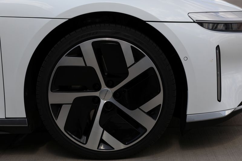 © Reuters. A detail of a Dream Edition P electric vehicle is seen at the Lucid Motors plant in Casa Grande, Arizona, U.S. September 28, 2021.  REUTERS/Caitlin O'Hara