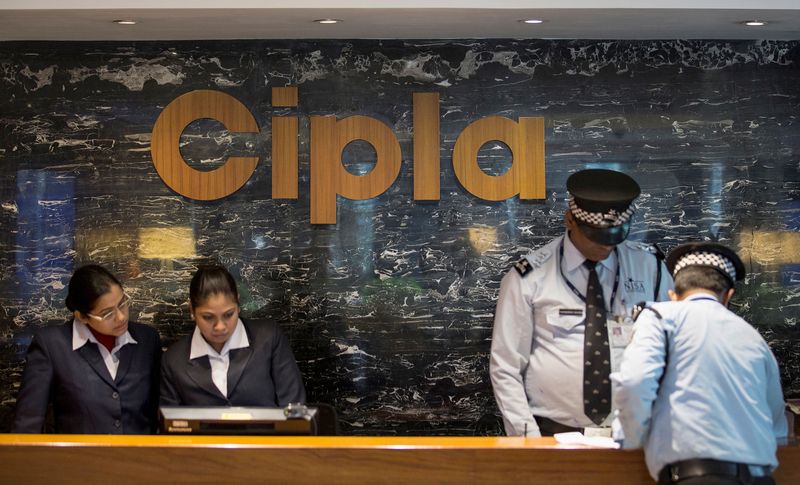 &copy; Reuters. FILE PHOTO: Employees and security staff work at the reception area of Cipla at its headquarters in Mumbai, India June 17, 2015.  REUTERS/Danish Siddiqui/FILE PHOTO