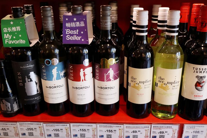 © Reuters. FILE PHOTO: Bottles of Australian wine are seen at a store selling imported wine in Beijing, China November 27, 2020. REUTERS/Florence Lo/File Photo