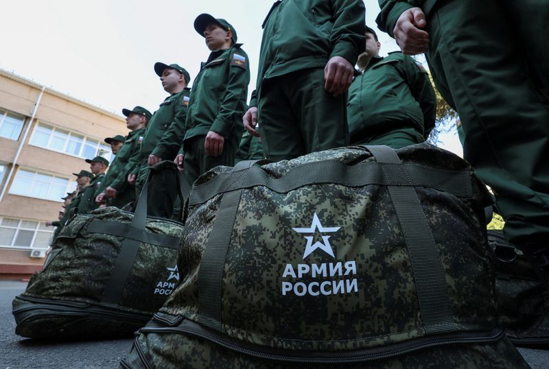 &copy; Reuters. Photo d'archives de conscrits aux sacs "Armée de Russie" appelés au service militaire à Simferopol, en Crimée Russian. /Photo prise le 25 avril 2023/REUTERS/Alexey Pavlishak