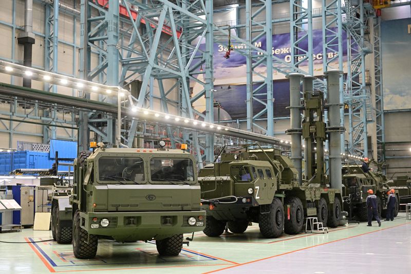 &copy; Reuters. FILE PHOTO: A view shows a workshop of Obukhovsky plant, which is one of the production sites of the Russian missile manufacturer Almaz-Antey, during the visit of Russian President Vladimir Putin in Saint Petersburg, Russia, January 18, 2023. Sputnik/Ilya