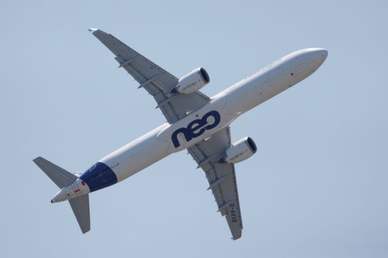 &copy; Reuters. FILE PHOTO: An Airbus A321 neo flies during a flying display at the first day of the 52nd Paris Air Show at Le Bourget airport near Paris, France June 19, 2017. REUTERS/Pascal Rossignol/File Photo