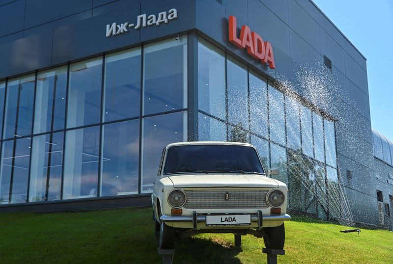 &copy; Reuters. FILE PHOTO: A Soviet-made retro VAZ-2101 car is on display in front of a showroom of Izh-Lada dealership in the city of Izhevsk, Russia August 19, 2022. REUTERS/Alexey Malgavko/File Photo