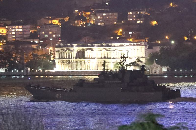 &copy; Reuters. FILE PHOTO: The Russian Navy's large landing ship Olenegorsky Gornyak sets sail in the Bosphorus, on its way to the Black Sea, in Istanbul, Turkey February 9, 2022. REUTERS/Murad Sezer/File Photo