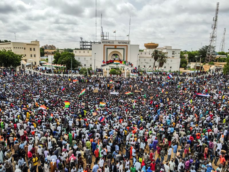 &copy; Reuters. Thousands of anti-sanctions protestors gather in support of the putschist soldiers in the capital Niamey, Niger August 3, 2023. REUTERS/Mahamadou Hamidou