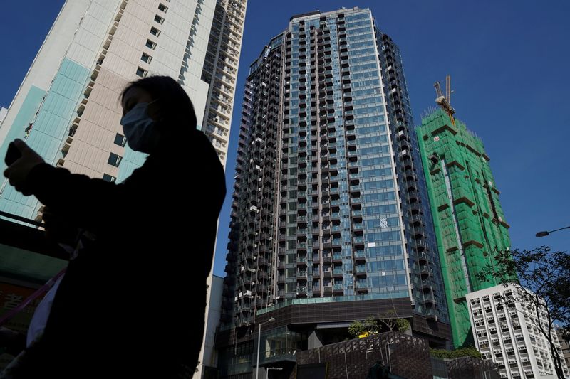 &copy; Reuters. FILE PHOTO: A pedestrian walks past a residential development in Hong Kong, China, November 27, 2021. REUTERS/Lam Yik/File Photo