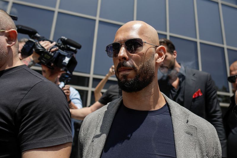 &copy; Reuters. FILE PHOTO: Andrew Tate, escorted by bodyguards, leaves the Bucharest Tribunal in Bucharest, Romania, June 21, 2023. Inquam Photos/Octav Ganea via REUTERS/File Photo