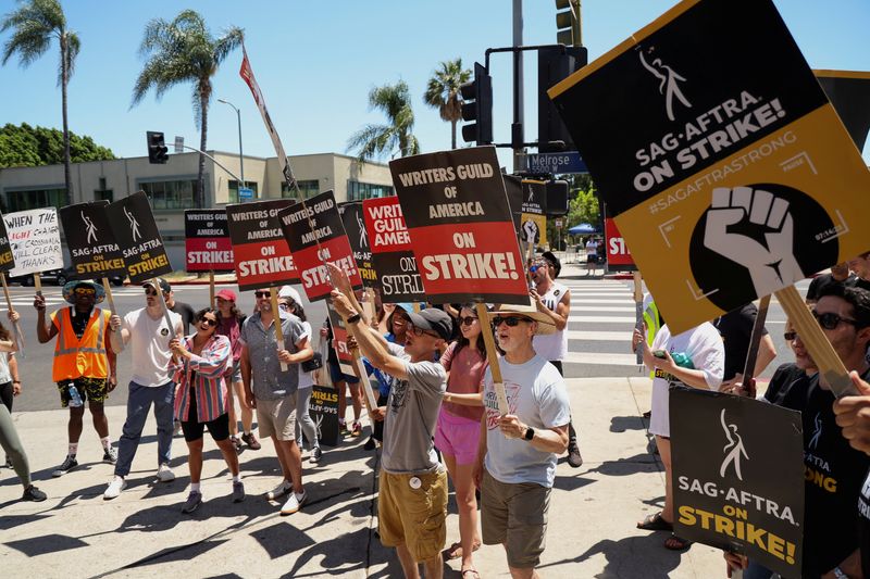 &copy; Reuters. SAG-AFTRA actors and Writers Guild of America (WGA) writers walk the picket line during their ongoing strike outside Paramount Studios in Los Angeles, California, U.S., August 2, 2023. REUTERS/Mario Anzuoni