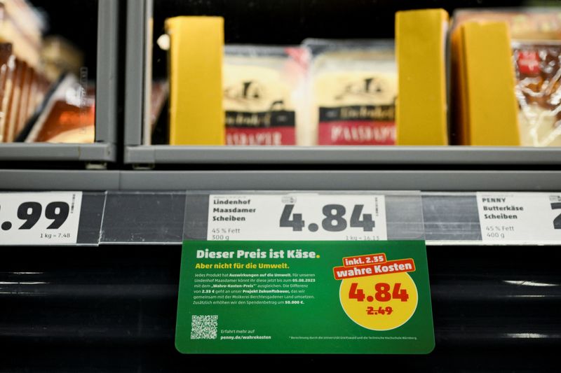 &copy; Reuters. Des aliments affichés à "coûts réels" par le supermarché discount Penny à Berlin, en Allemagne. /Photo prise le 1e août 2023/REUTERS/Annegret Hilse