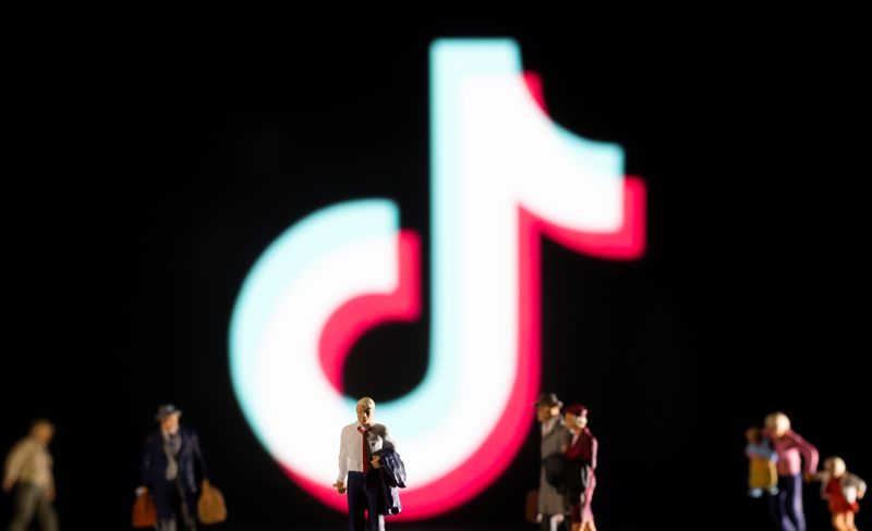 &copy; Reuters. De petites figurines placées devant le logo TikTok. /Photo d'illustration prise le 11 février 2022/REUTERS/Dado Ruvic